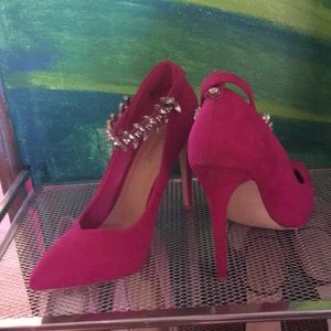 Pink suede pumps with jewel anklet
